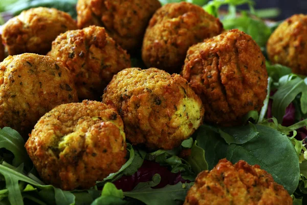 Gebratene Falafel Kichererbsen Pasteten Mit Knoblauch Joghurt Sauce Hintergrund — Stockfoto