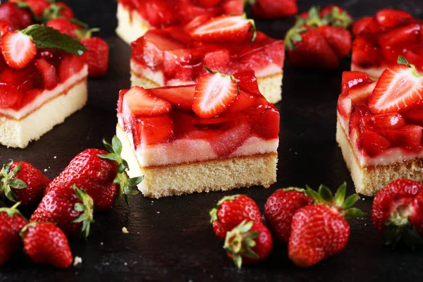 Aardbei Cake Veel Verse Aardbeien — Stockfoto