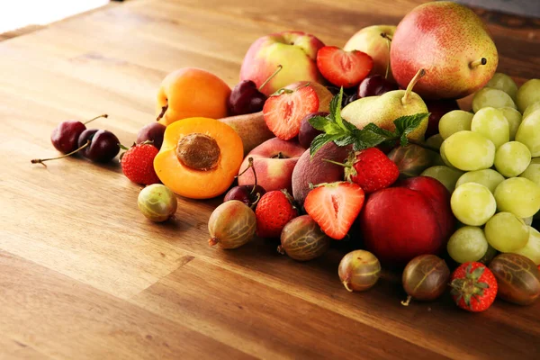 Friske Sommerfrukter Med Eple Druer Bær Plommer Økologisk Aprikos – stockfoto