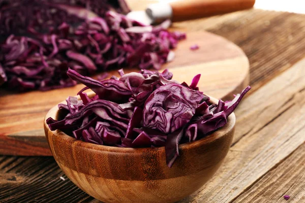 Doğranmış taze kırmızı lahana. Mor lahana salatası ya da lahana salatası pişirmek için dilimlenmiş sebze hazırlayın. Ev yapımı taze yiyecek konsepti.