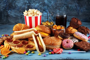 Sağlıksız ürünler. Yemek vücut, deri, kalp ve dişler için kötüdür. Patates kızartması ve kola ile karbonhidrat karışımı.