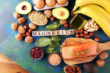 Magnezyum içeren ürünler: muz, badem, avokado, fındık ve ıspanak ve yumurta