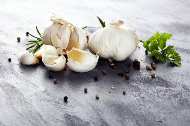 Beyaz organik sarımsak ve sarımsak.