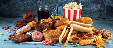 Sağlıksız ürünler. Yemek vücut, deri, kalp ve dişler için kötüdür. Patates kızartması ve kola ile karbonhidrat karışımı.
