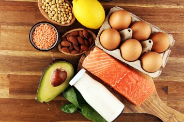 Kalp için sağlıklı yiyecek seçimi, masada yumurta ve avokado ile yaşam konsepti