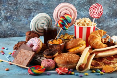 Sağlıksız ürünler. Yemek vücut, deri, kalp ve dişler için kötüdür. Patates kızartması ve kola ile karbonhidrat karışımı.