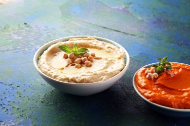 Farklı humus kaseleri. Arka planda nohut, paprika humus ve mercimek humusu.
