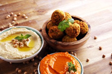 Arka planda geleneksel ev yapımı humus, falafel ve nohut. Yahudi Mutfağı. 