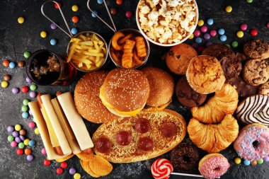 Sağlıksız ürünler. Yemek vücut, deri, kalp ve dişler için kötüdür. Patates kızartması ve kola ile karbonhidrat karışımı.