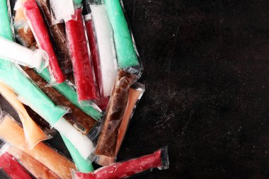 Renkli donmuş meyveli dondurma. Meyve tadında dondurma.