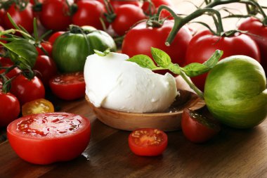 Domatesli Caprese salatası, mozzarella ve organik fesleğen..