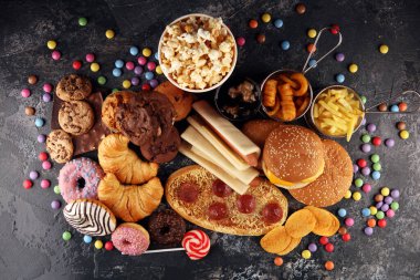 Sağlıksız ürünler. Yemek vücut, deri, kalp ve dişler için kötüdür. Patates kızartması ve kola ile karbonhidrat karışımı.