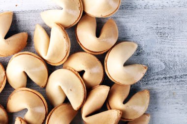 Tahmin edilen bir sürü Çin fal kurabiyesi kağıdı. Şans kurabiyeleri.