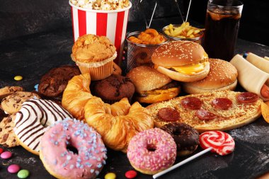 Sağlıksız ürünler. Yemek vücut, deri, kalp ve dişler için kötüdür. Patates kızartması ve kola ile karbonhidrat karışımı.