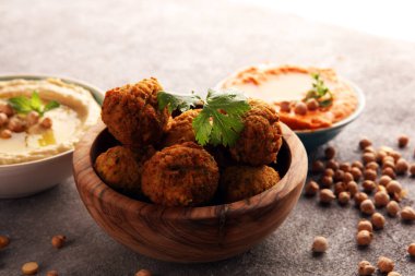 Arka planda geleneksel ev yapımı humus, falafel ve nohut. Yahudi Mutfağı. 
