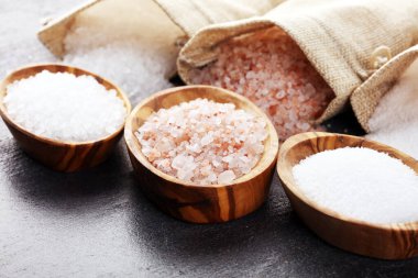 Deniz tuzu ve himalaya tuzu. Kırsal masada tuz kristalleri