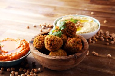 Arka planda geleneksel ev yapımı humus, falafel ve nohut. Yahudi Mutfağı. 