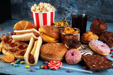 Sağlıksız ürünler. Yemek vücut, deri, kalp ve dişler için kötüdür. Patates kızartması ve kola ile karbonhidrat karışımı.