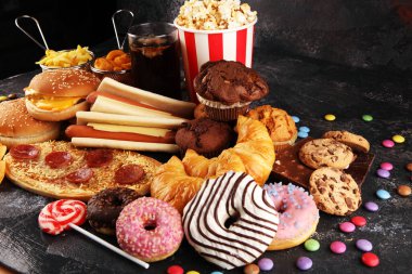 Sağlıksız ürünler. Yemek vücut, deri, kalp ve dişler için kötüdür. Patates kızartması ve kola ile karbonhidrat karışımı.