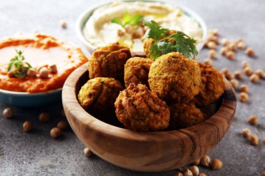 Arka planda geleneksel ev yapımı humus, falafel ve nohut. Yahudi Mutfağı. 