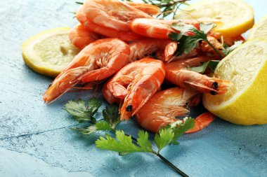 Çiğ taze karides Langostino Austral. Limonlu ve baharatlı karides..