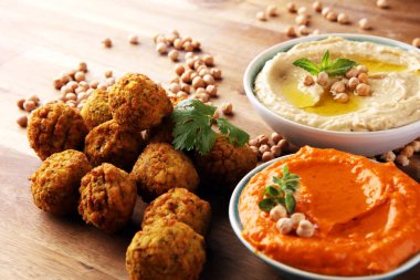 Arka planda geleneksel ev yapımı humus, falafel ve nohut. Yahudi Mutfağı. 