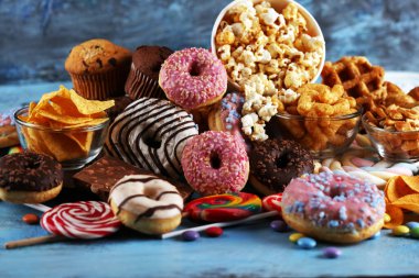 Sağlıksız ürünler. Yemek vücut, deri, kalp ve dişler için kötüdür. Patates kızartması ve kola ile karbonhidrat karışımı.