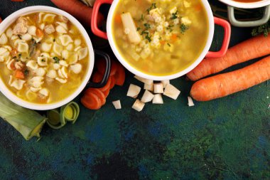 Dünya çapındaki mutfaklardan üç çorba, sağlıklı yiyecekler. Erişteli çorba, etli çorba ve kemik iliği köfteli çorba. Sağlıklı sebzeli tüm çorbalar.
