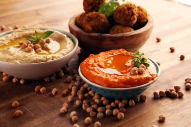 Arka planda geleneksel ev yapımı humus, falafel ve nohut. Yahudi Mutfağı. 