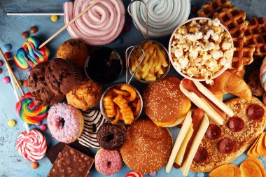 Sağlıksız ürünler. Yemek vücut, deri, kalp ve dişler için kötüdür. Patates kızartması ve kola ile karbonhidrat karışımı.