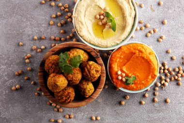 Arka planda geleneksel ev yapımı humus, falafel ve nohut. Yahudi Mutfağı. 