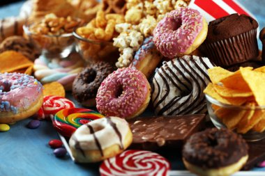 Sağlıksız ürünler. Yemek vücut, deri, kalp ve dişler için kötüdür. Patates kızartması ve kola ile karbonhidrat karışımı.