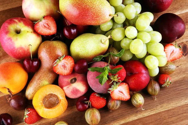 Elmalı, üzümlü, böğürtlenli, erikli ve organik kayısılı taze yaz meyveleri..