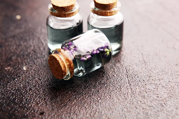 Glasflasche Mit Ätherischem Lavendelöl Mit Frischen Lavendelblüten Für Ein Gesundes — Stockfoto
