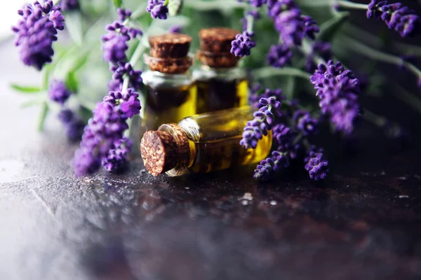 Lavendelöl Einer Glasflasche Vor Einem Hintergrund Frischer Blumen Auf Dem — Stockfoto