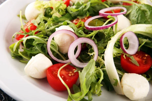 Arkaplanda salata için taze roka, marul, ıspanak ve pancar karışımı.