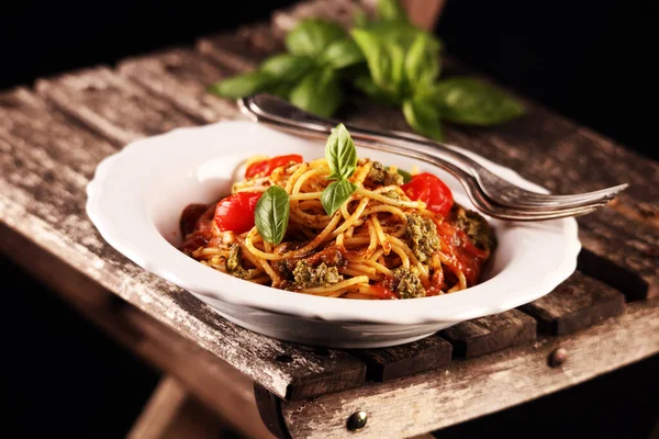 Lezzetli spagetti salamı ya da baharatlı kıyma ve domates soslu parmesan peyniri ile süslenmiş bolonez.