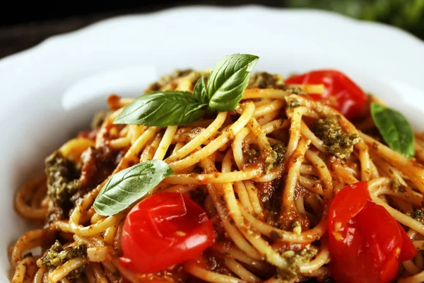 Lezzetli spagetti salamı ya da baharatlı kıyma ve domates soslu parmesan peyniri ile süslenmiş bolonez.