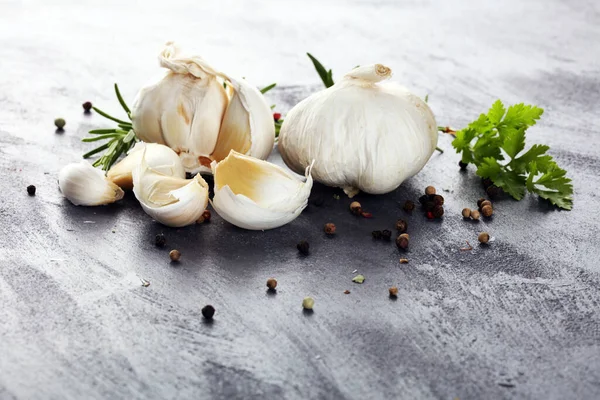 Beyaz organik sarımsak ve sarımsak.