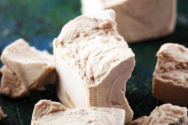 Сухие дрожжи крошится и дрожжи блок для выпечки на столе