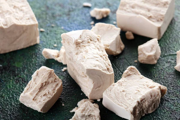 Kuru maya parçalandı ve masayı pişirmek için maya bloğu yapıldı.