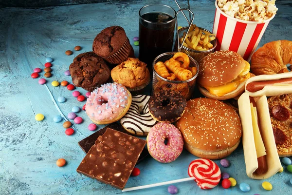 Sağlıksız ürünler. Yemek vücut, deri, kalp ve dişler için kötüdür. Patates kızartması ve kola ile karbonhidrat karışımı.