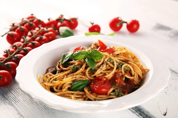 Lezzetli spagetti salamı ya da baharatlı kıyma ve domates soslu parmesan peyniri ile süslenmiş bolonez.