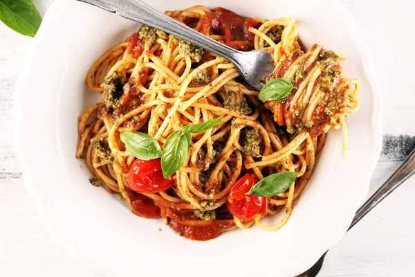 Lezzetli spagetti salamı ya da baharatlı kıyma ve domates soslu parmesan peyniri ile süslenmiş bolonez.