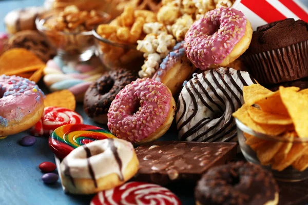 Sağlıksız ürünler. Yemek vücut, deri, kalp ve dişler için kötüdür. Patates kızartması ve kola ile karbonhidrat karışımı.