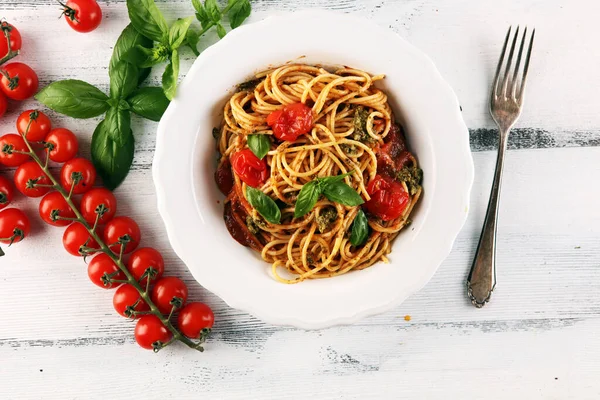 Lezzetli spagetti salamı ya da baharatlı kıyma ve domates soslu parmesan peyniri ile süslenmiş bolonez.