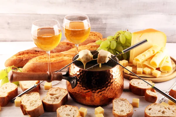 Gourmet Swiss Fondue Вечеря Зимового Вечора Асортованими Сирами Дошці Поруч — стокове фото