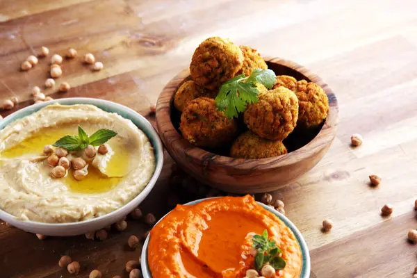 Arka planda geleneksel ev yapımı humus, falafel ve nohut. Yahudi Mutfağı. 