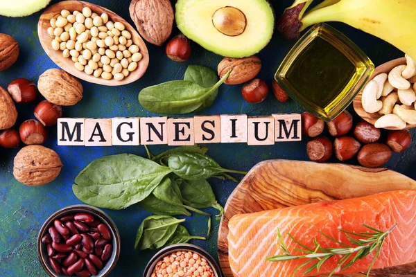 Magnezyum içeren ürünler: muz, badem, avokado, fındık ve ıspanak ve yumurta