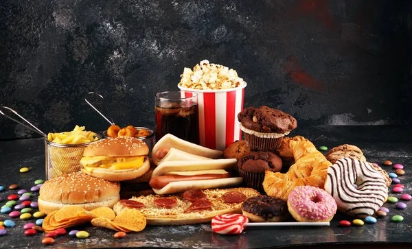 Sağlıksız ürünler. Yemek vücut, deri, kalp ve dişler için kötüdür. Patates kızartması ve kola ile karbonhidrat karışımı.